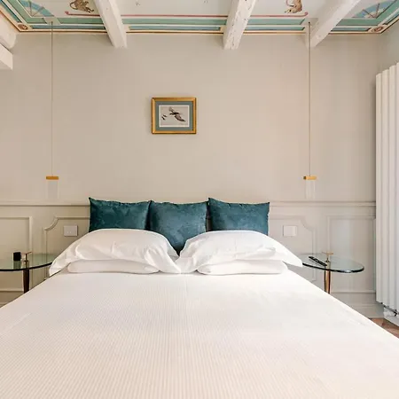 Deluxe Fine Art Historic Centre Apartment *