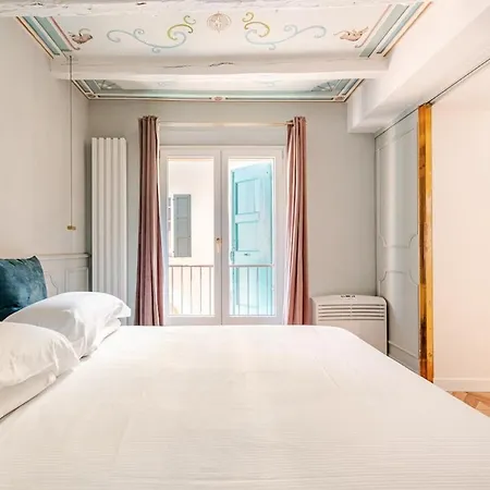 Deluxe Fine Art Historic Centre