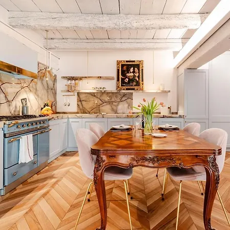 Deluxe Fine Art Historic Centre