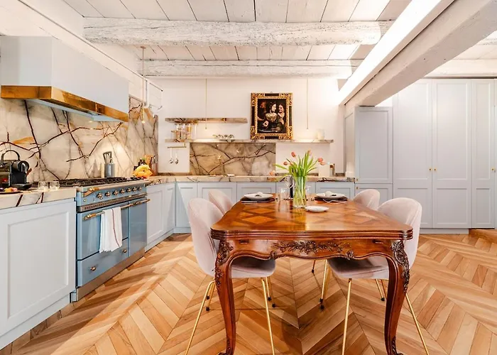 Deluxe Fine Art Historic Centre