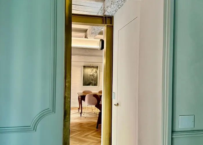 Deluxe Fine Art Historic Centre Apartment